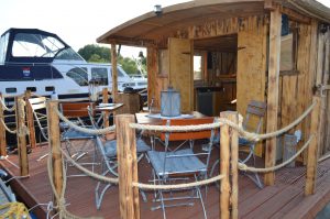 Das Deck und die Sitzgelegenheiten auf dem Driftholt II