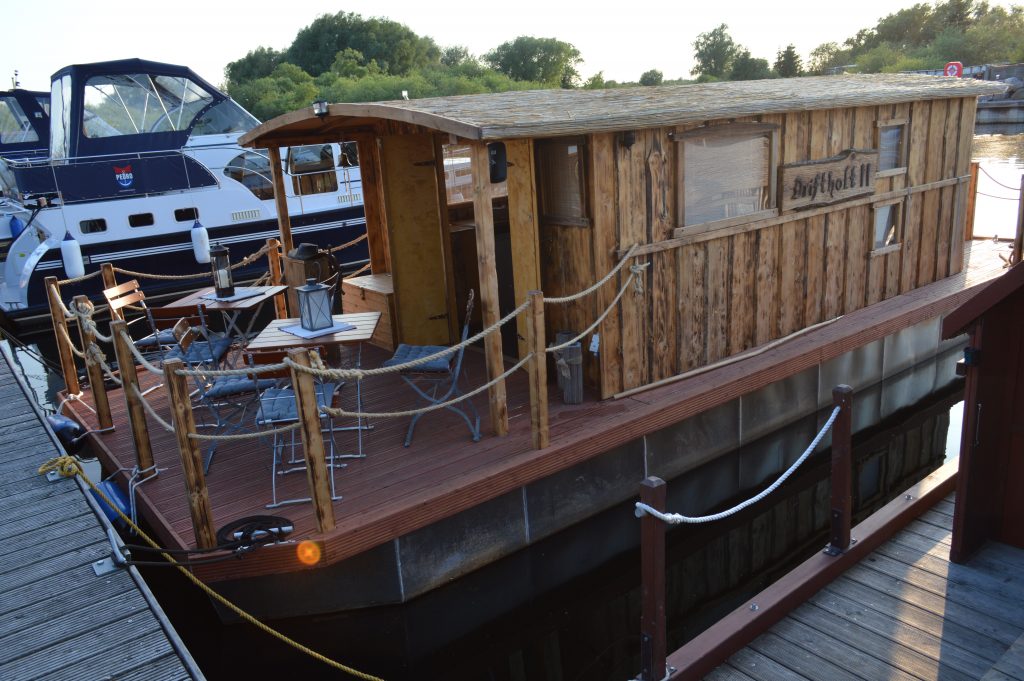 Das neue Hausboot - Driftholt II - es bietet genügend Platz für 10 Personen an Deck