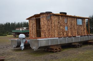 Die ersten Wände des neuen Hausboots sind fertig und die ersten Fenster sind eingebaut.