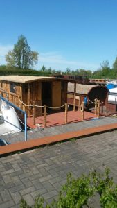 Das neue Hausboot sieht schon mächtig aus gegenüber dem Driftholt I.