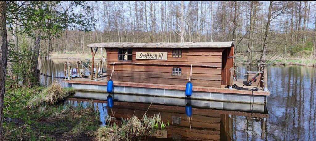 Die Driftholt 3 versteckt auf der Peene.