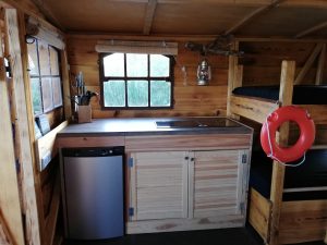 Die Küche auf dem Driftholt 3 - mit Spüle, 2 Kochfeldern, Kühlschrank und Gefrierfach