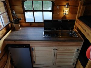 Die Küche auf dem Driftholt 3 - mit Spüle, 2 Kochfeldern, Kühlschrank und Gefrierfach