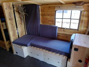 Das ausziehbare Bett für 2 Personen (Maße 2m x 1,3m) und die Gasheizung auf dem Driftholt 3